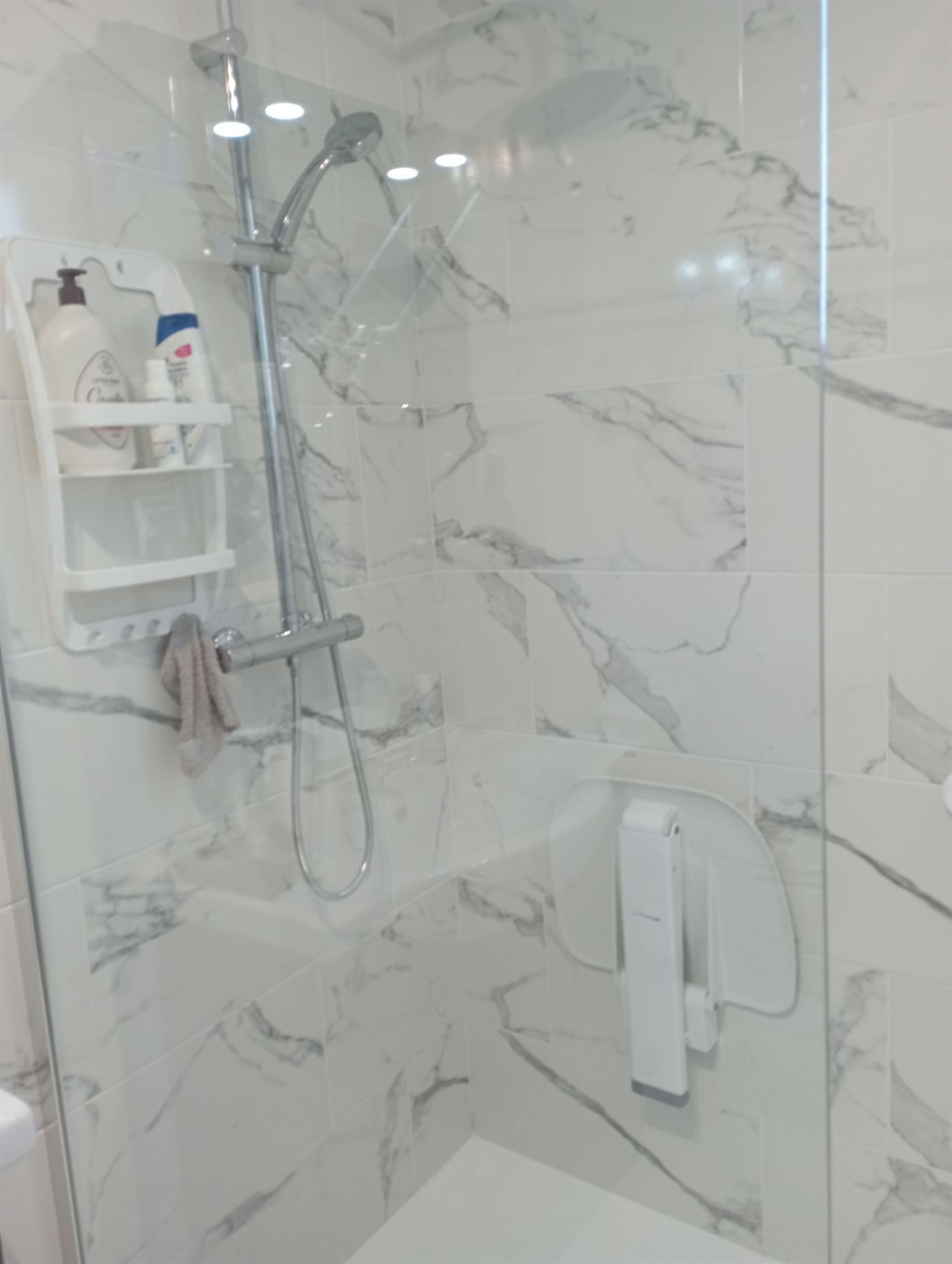 Autre vue de la salle de bain après travaux, avec le receveur extra-plat et la paroi vitrée
